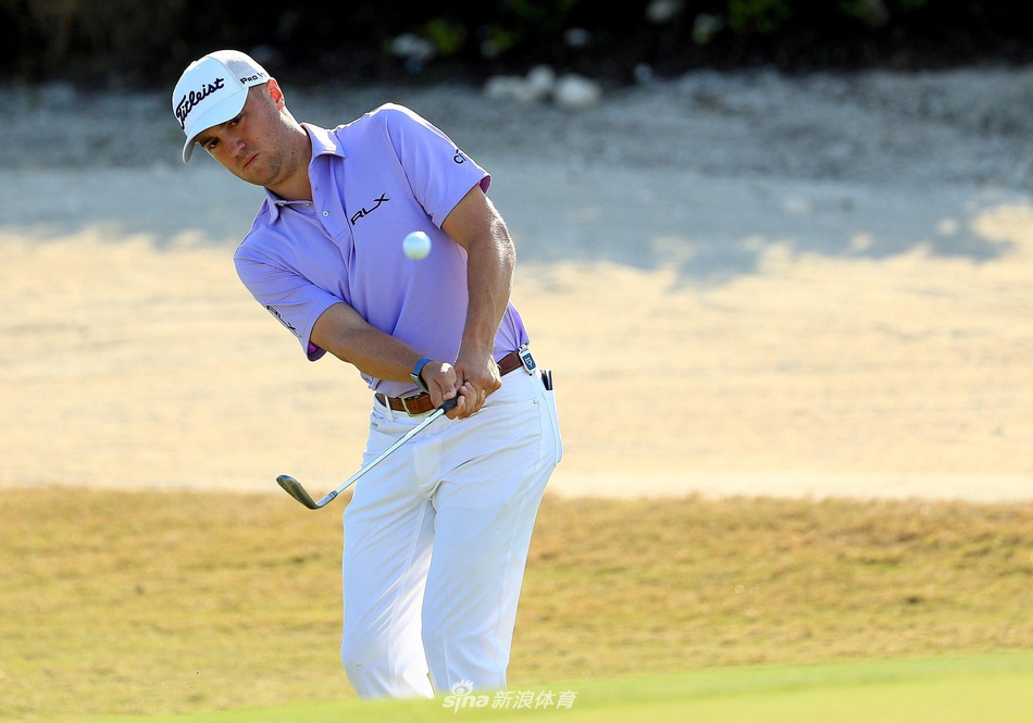 帕特里克·瑞德在沙坑中审慎处理困难球位，本轮他正是在沙坑中遭遇了规则处罚