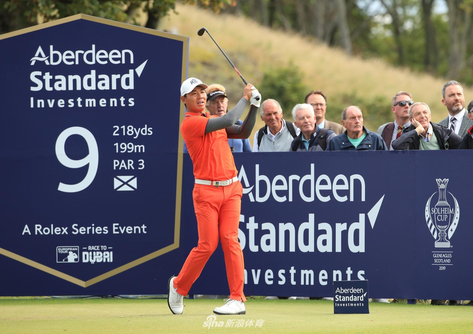 经典的高尔夫收杆姿势,身影与远方旗杆在暮色中定格为永恒一瞬。