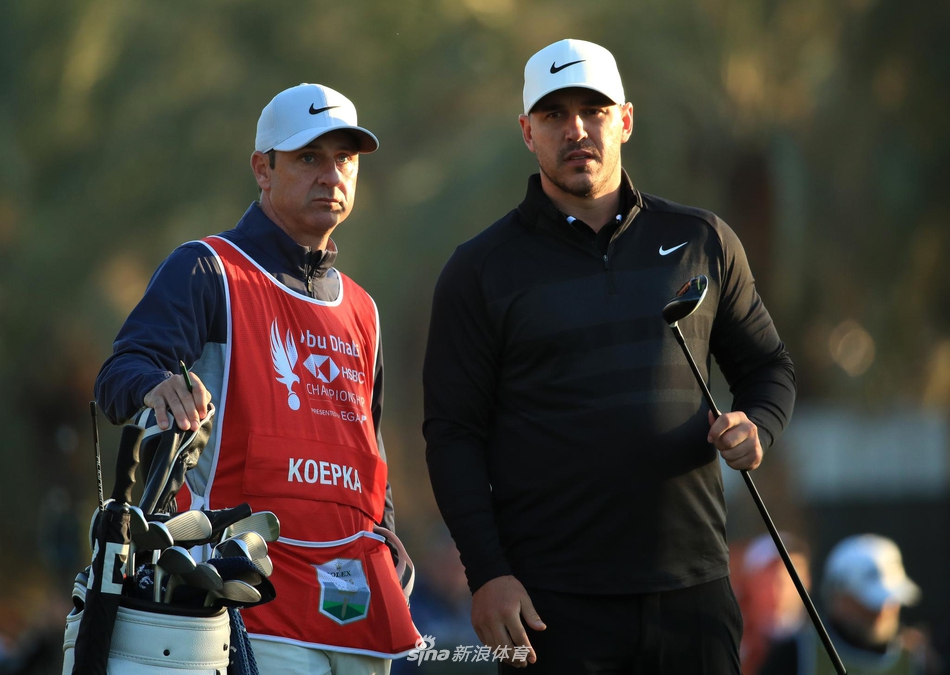 英格兰名将“白老虎”李-维斯特伍德在阿布扎比决赛轮专注推杆，其沉稳姿态尽显老将风范与冠军气场。