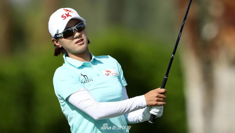 崔罗莲与球童在赛场中认真讨论策略,展现团队协作的默契瞬间