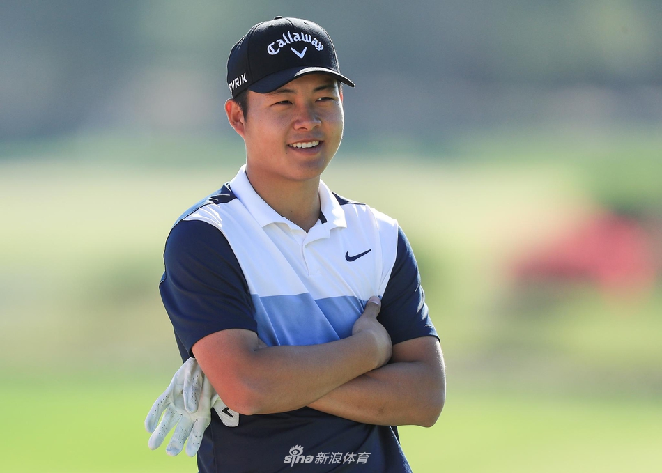 颁奖典礼上，冠军李-维斯特伍德高举象征荣耀的猎鹰奖杯，灿烂笑容与身后庆祝的香槟交织，定格胜利瞬间。