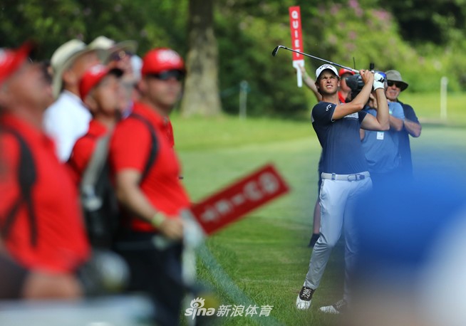 米格里奥兹在球道上进行关键的铁杆攻果岭，动作流畅而充满力量