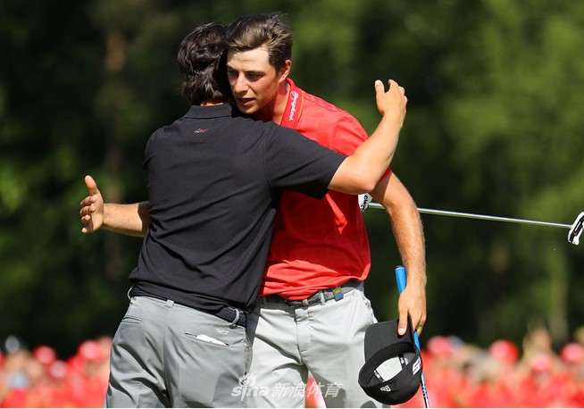 黄昏下的里克文国际高尔夫俱乐部全景，赛事旗帜飘扬，景色宜人