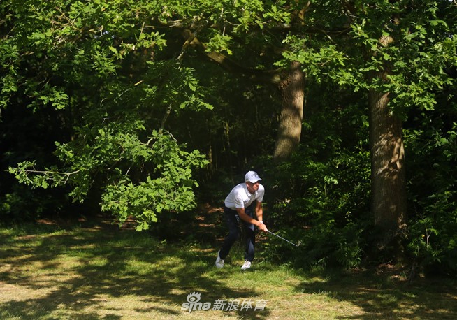 米格里奥兹在决赛中潇洒挥杆，白色球杆在空中划出一道完美弧线