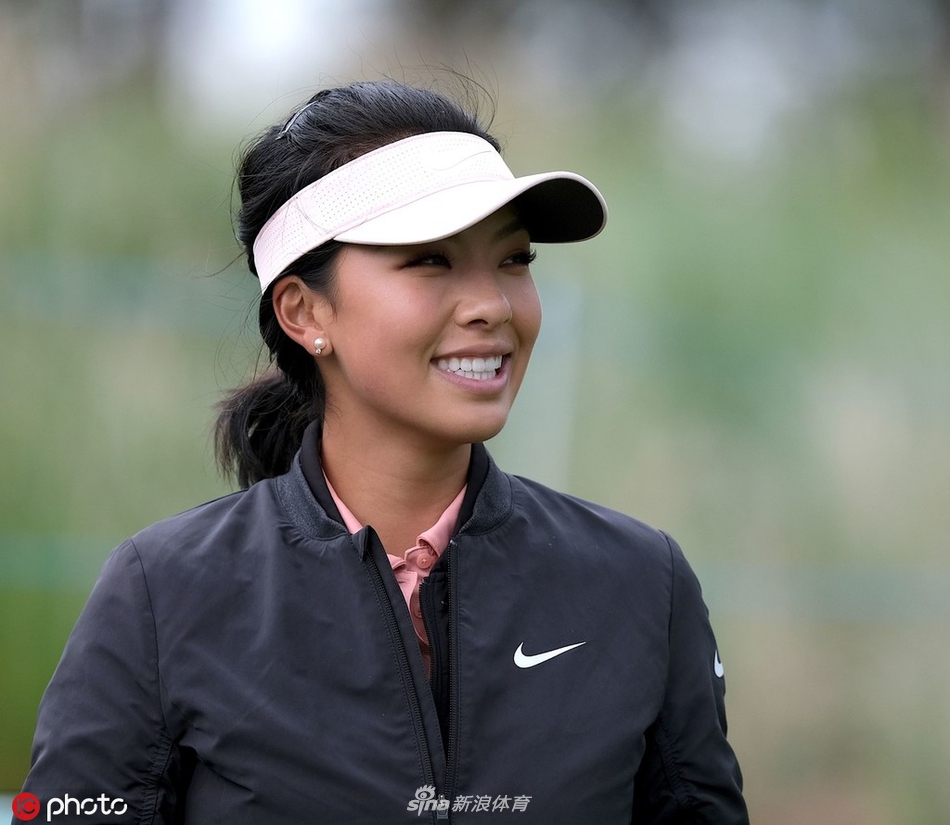 何沐妮专注地完成推杆动作，身体姿态稳定而优雅