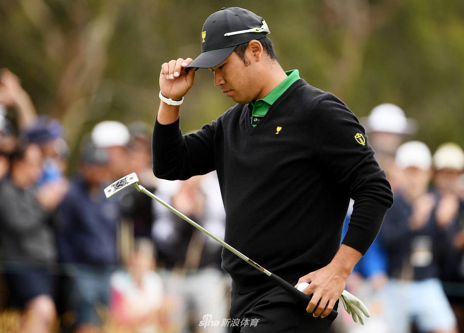 皇家墨尔本球场夕阳下的全景，宛如一幅壮丽的运动画卷