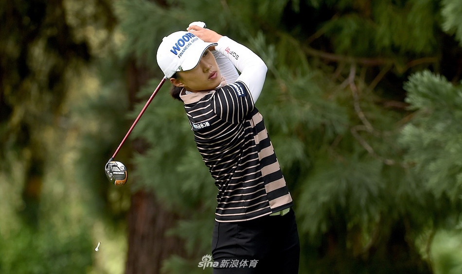 卢艺林凝神观察果岭线，手中的推杆即将决定小鸟球归属