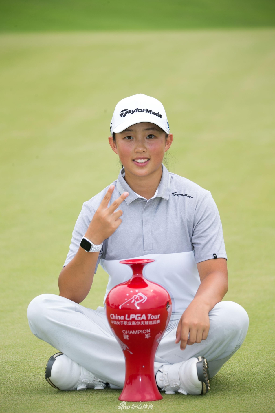 冠军推入洞瞬间，殷若宁握拳庆祝，笑容灿烂如阳光洒满金湾球场