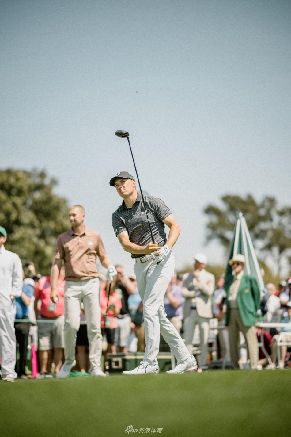 球星俯身仔细观察果岭草纹，指尖轻触草地感知坡度，决胜时刻的胜负往往藏于这些最细微的洞察之中。