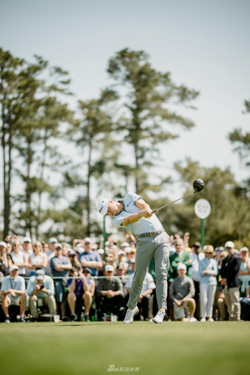 高尔夫巨擘在球道上优雅挥杆，晨曦的光芒为他镀上金边，整套动作流畅如诗，力量与精准在此刻完美融合。