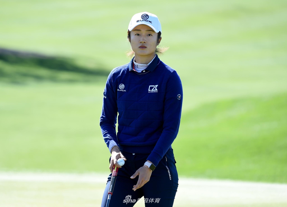 比赛中的冯珊珊沉稳挥杆，作为中国高尔夫的领军人物，她正为提升排名而专注奋战。