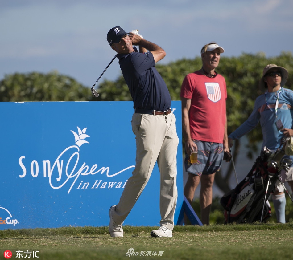 贾斯汀·托马斯在沙坑中完成一记精彩的救球，沙砾飞扬，展现出其精湛的短杆技术。