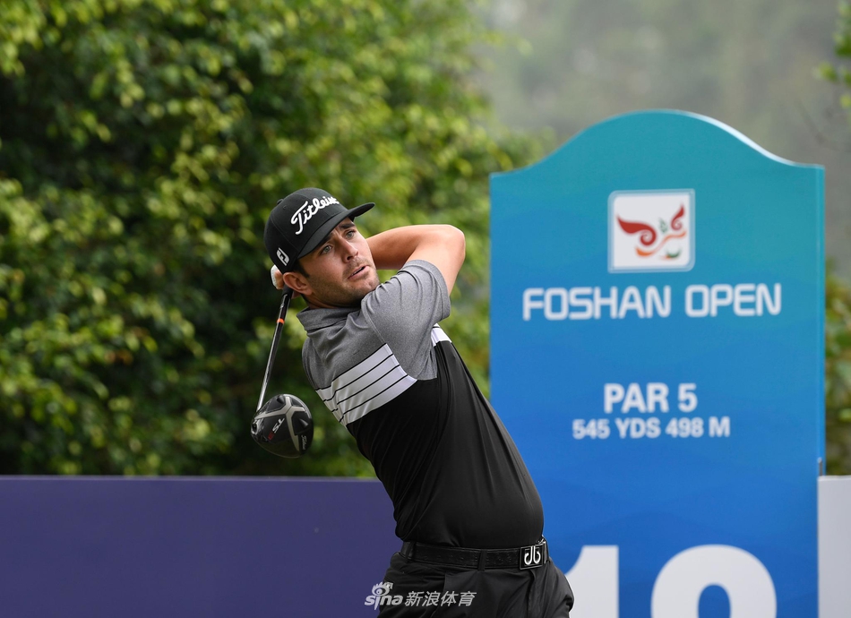 球员在沙坑中精彩救球，沙粒飞扬的瞬间凝聚力量与技巧，背景是秋日澄澈的蓝天