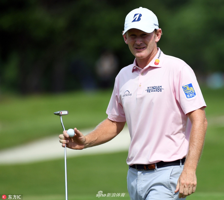 夕阳下的TPC南风球场会所与练习果岭，笼罩在一片宁静的金色光芒中，与日间的激烈比赛形成鲜明对比。