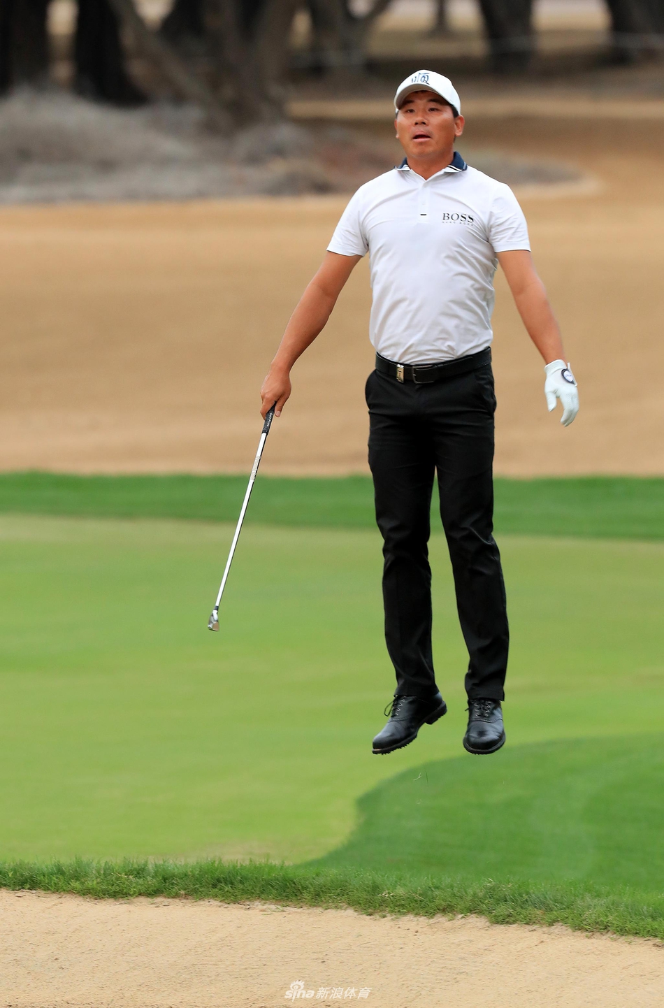 佩珀雷尔在沙坑中完成一次精彩救球，沙砾飞扬的瞬间展现其精湛的短杆技术，神情专注而自信