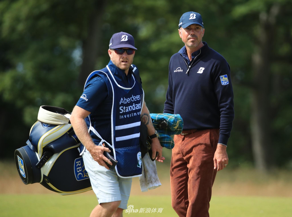 果岭之上,球员俯身细致观察推杆线路,成败在此细微之间。