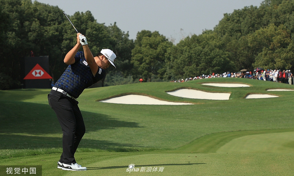 南非选手乌修仁挥杆瞬间,动作优雅流畅,背景是佘山绿意盎然的球道