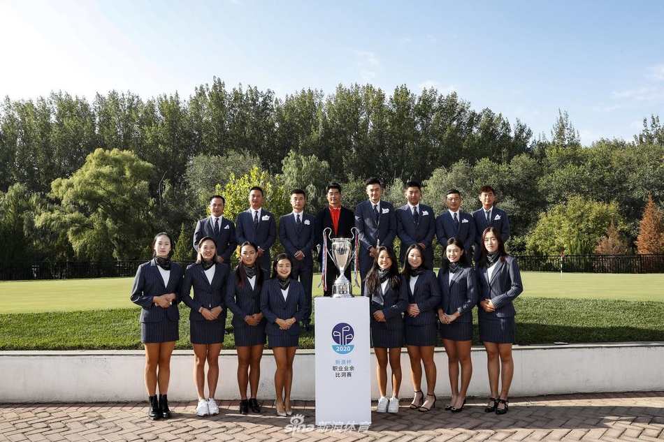 梁文冲与冯珊珊两位队长手持赛事旗帜并肩而立，象征中国高尔夫的传承与携手共进