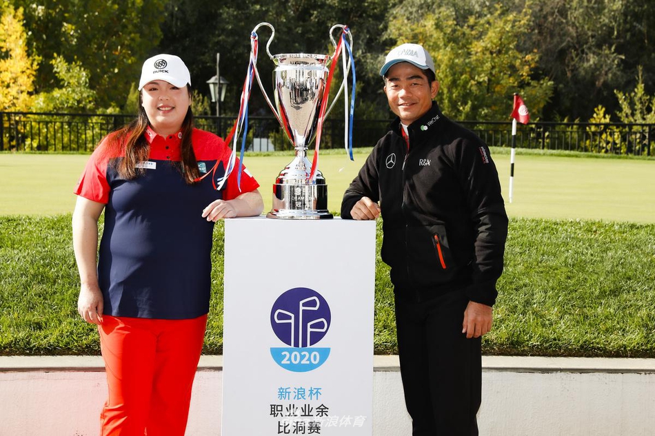 赛前气氛活跃，队员们相互加油鼓劲，展现团队间的友爱与互助精神