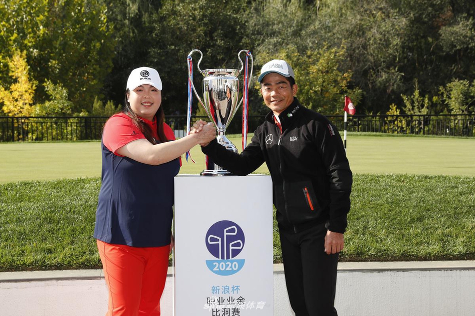 队员们认真聆听赛前布置，专注的神情透露出对胜利的渴望与准备