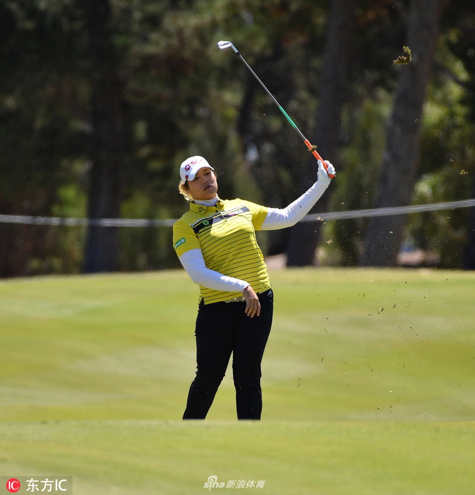 英格兰选手朱迪·夏多夫在球道上潇洒挥杆，阳光勾勒出她充满力量感的击球瞬间。