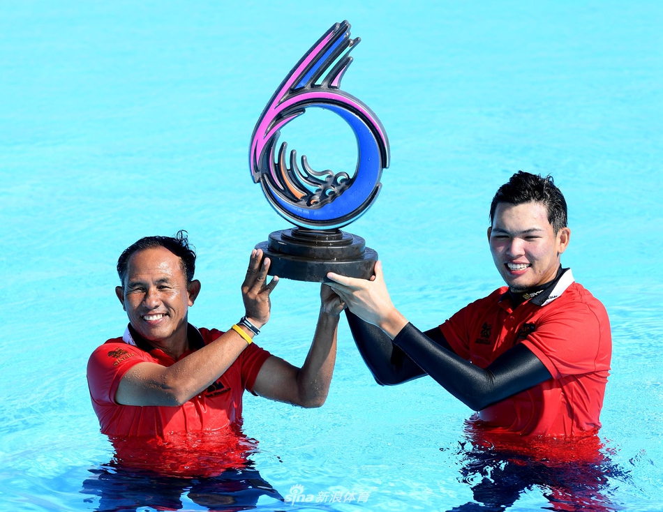 通差·贾第与帕查拉·孔瓦迈在夺冠后紧紧拥抱,老少组合的脸上洋溢着难以置信的喜悦与激动,他们身后的葡萄牙海滨球场夕阳如画,见证了这一历史性的亚洲荣耀时刻。