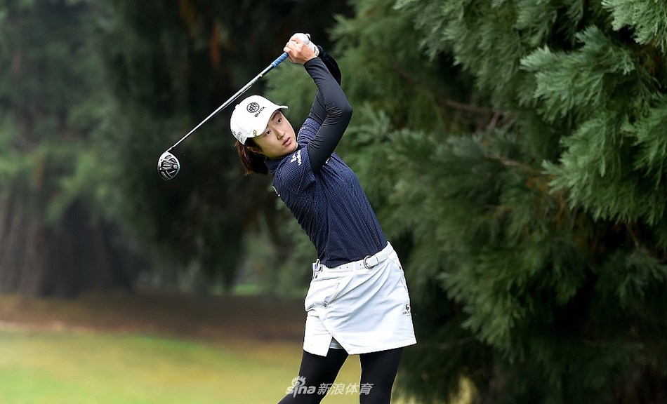 雨中作战的球员们身着雨衣坚持比赛，雨水虽然增加了挑战，但也为赛场带来了清新的空气和新的生机。