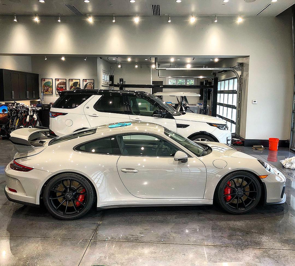 保尔特打开GT3经典的蝴蝶门，弯腰细致查看内饰，碳纤维赛车座椅和Alcantara面料的方向盘预示着这是一台为驾驭而生的机器。