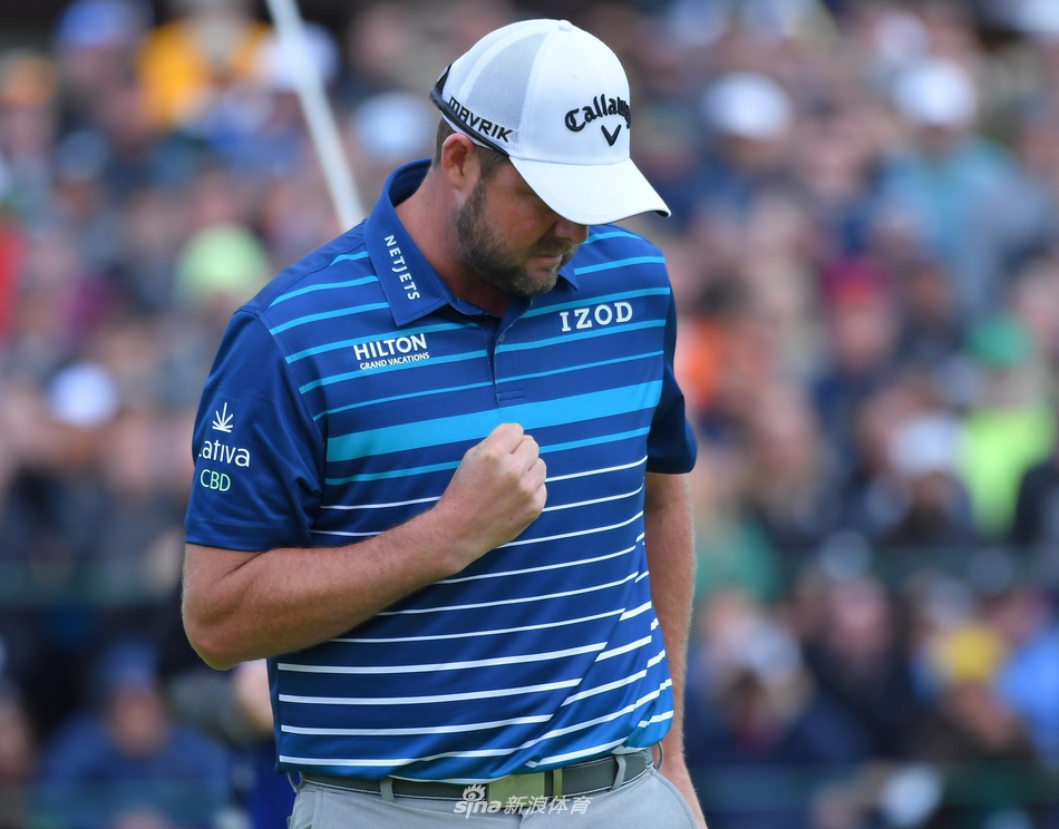 决赛轮比赛中,球员与球童在如画球道上并肩讨论战术