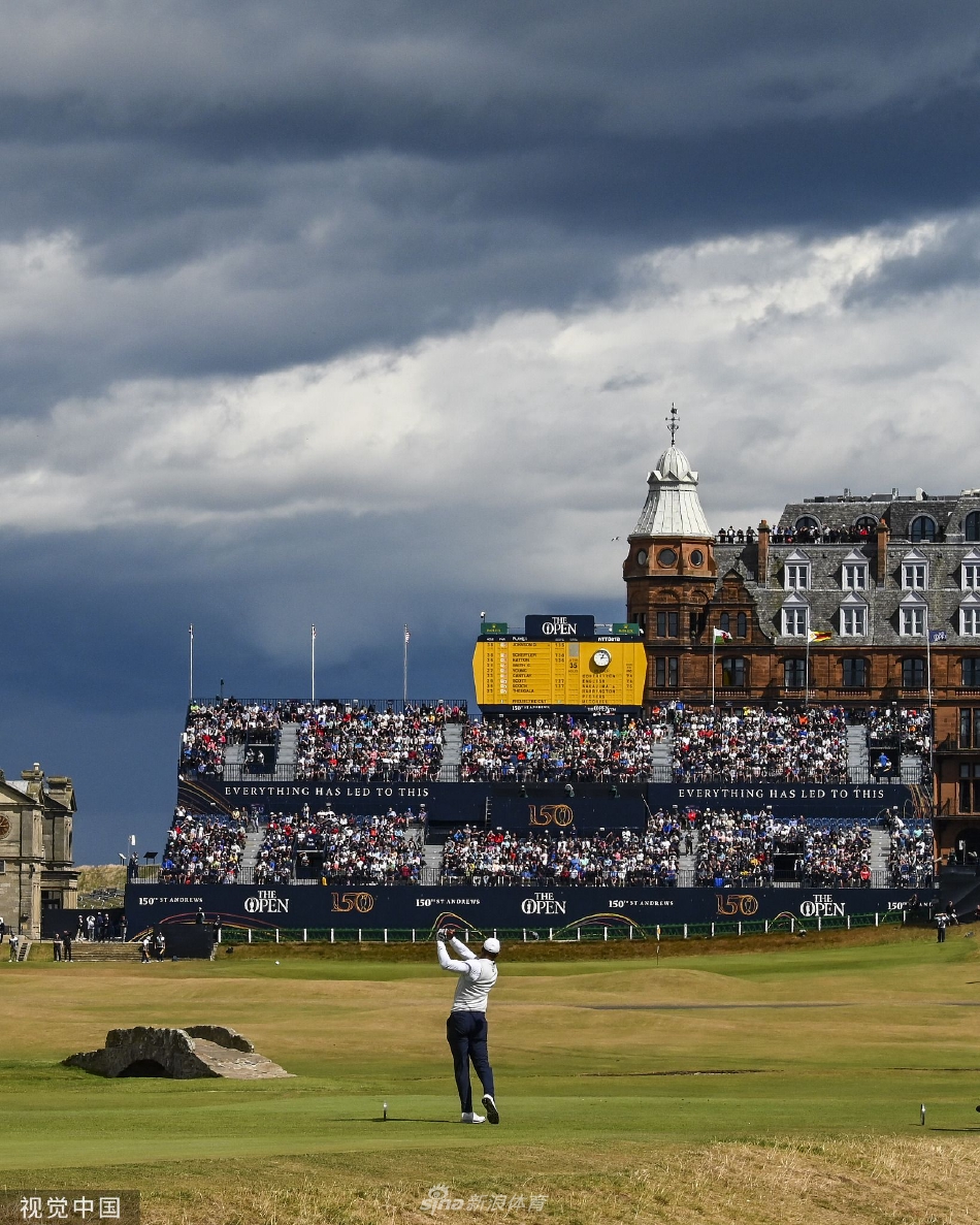 特写镜头捕捉到伍兹摘下白色高尔夫球帽，微笑着向全场观众致意，眼中闪烁着复杂的情感，有欣慰，有不舍，更有深深的感激