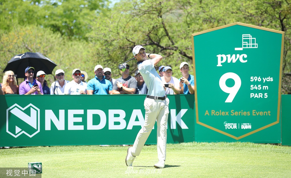 路易斯-乌修仁在果岭边复杂的长草中审慎观察，思考下一杆的救球策略。