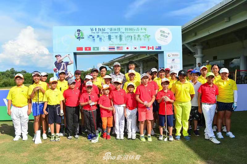 一对父子在球道上并肩行走,父亲手指远方似乎在讲解策略,孩子抬头倾听,夕阳将他们的影子拉长,构成一幅共同成长的温馨画卷。