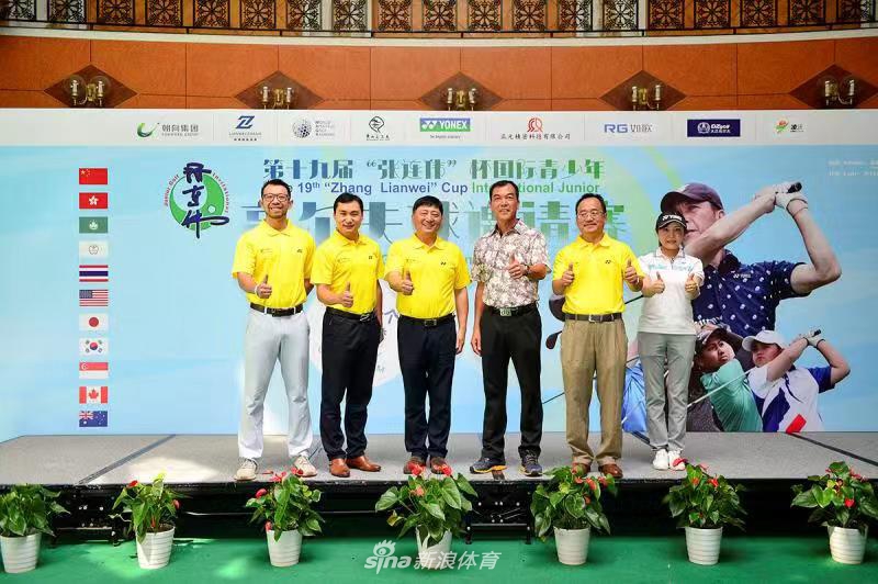 比赛现场,两位小球员在果岭上专注地观察球路,他们蹲姿标准,神情认真,体现出超越年龄的专业与专注。