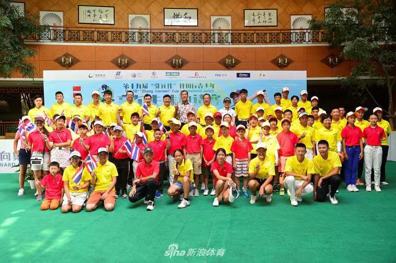 颁奖典礼上,获奖的小球员们高举奖杯,脸上洋溢着纯真而自豪的笑容,家长们在一旁鼓掌,现场充满成功与喜悦的氛围。