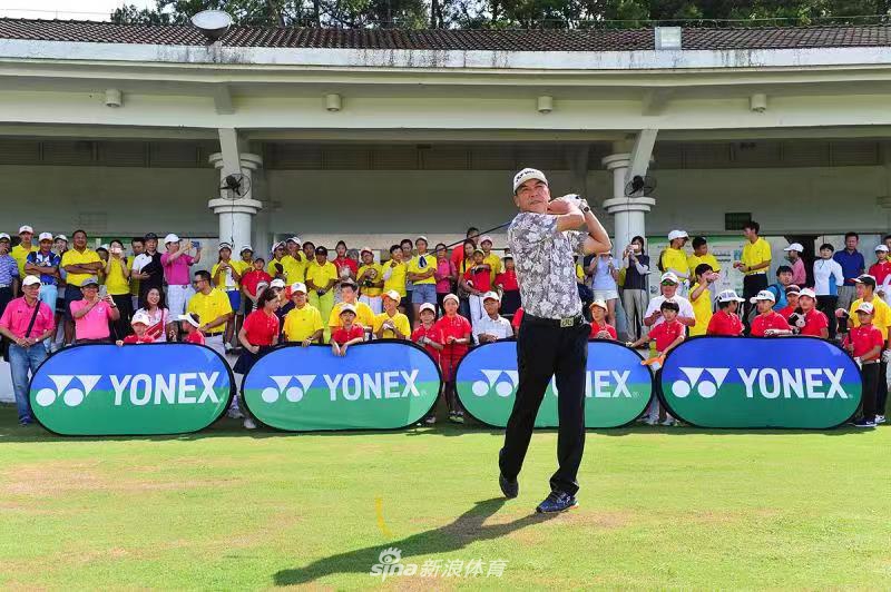 小球员在沙坑中成功击出一记高抛球,沙粒扬起,画面动感十足,展现了他们不畏挑战、精研技巧的决心。