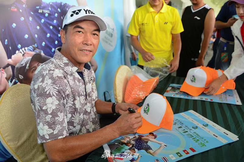 欢迎晚宴上,一位小球员身着正装,自信地接过话筒发言,场面正式而庄重,体现了赛事对青少年综合素质的培养。