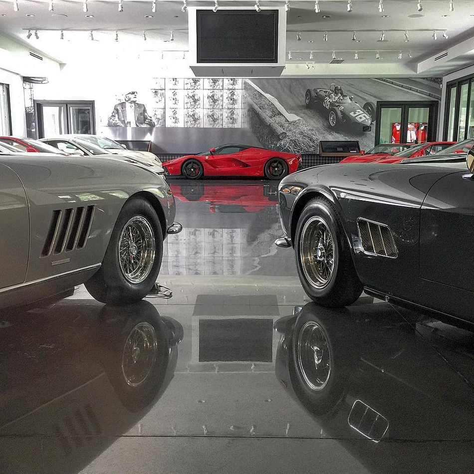 侧面线条流畅而充满力量感，经典的保时捷轮廓下是经过彻底强化的宽体车身，每一道曲线都在切割风阻。