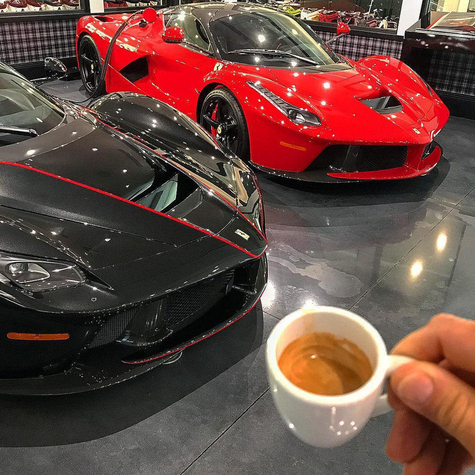 从后方视角欣赏GT3，巨大的碳纤维尾翼与夸张的扩散器设计，赤裸裸地宣告其纯粹为空气动力学与下压力而生的赛道血统。