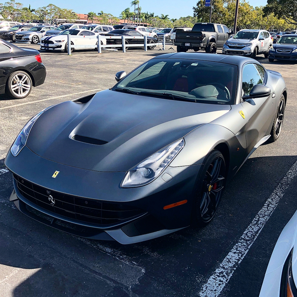 引擎盖下，精密的4.0升自然吸气水平对置六缸发动机宛如一件工业艺术品，它是这台猛兽澎湃动力的源泉。