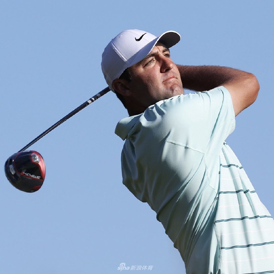 克拉克手持冠军奖杯，与团队成员在果岭上欢庆胜利，每个人的脸上都洋溢着无比喜悦的笑容。