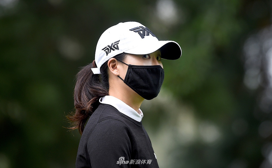 赛事工作人员在清理果岭积水，他们的辛勤工作保障了比赛在恶劣天气后能够快速恢复进行。