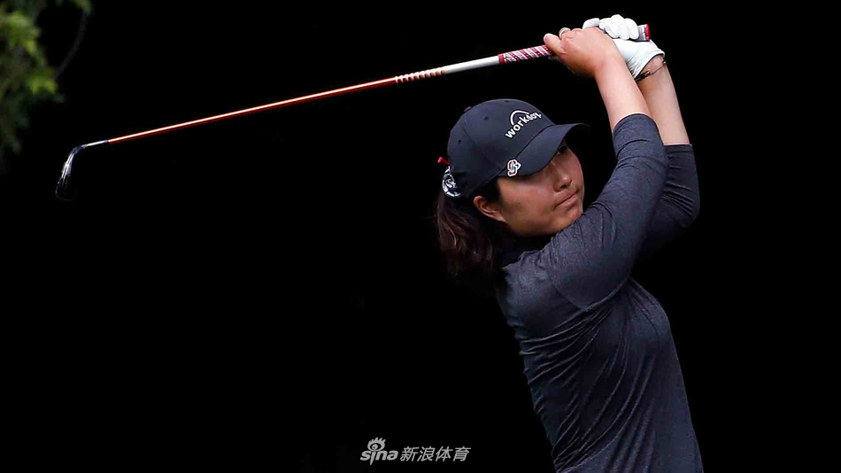 比赛现场，球童正协助球员在茂密长草中艰难寻找击球线路