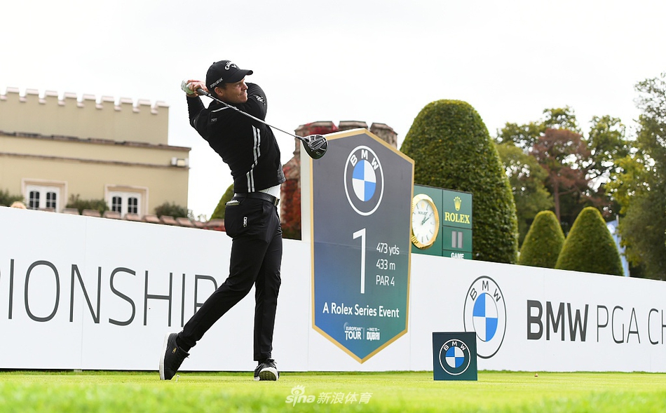 阳光穿过树梢，一位球员在静谧的球道上从容走向下一击地点