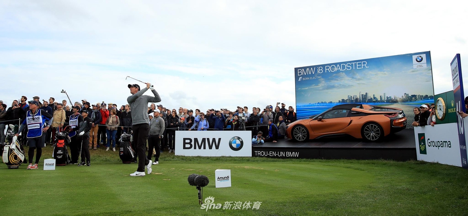 夕阳下，考赛茨高举法国公开赛冠军奖杯，胜利的剪影与巴黎国家高尔夫俱乐部的美景融为一体