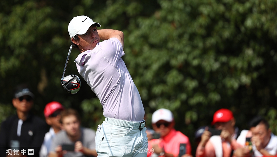 赛事观众聚集在果岭周边,沉浸于紧张而精彩的高尔夫对决