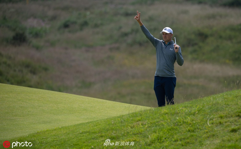 球员们漫步在皇家波特拉什起伏的球道上，海天一色的背景下勾勒出高尔夫运动的经典画面