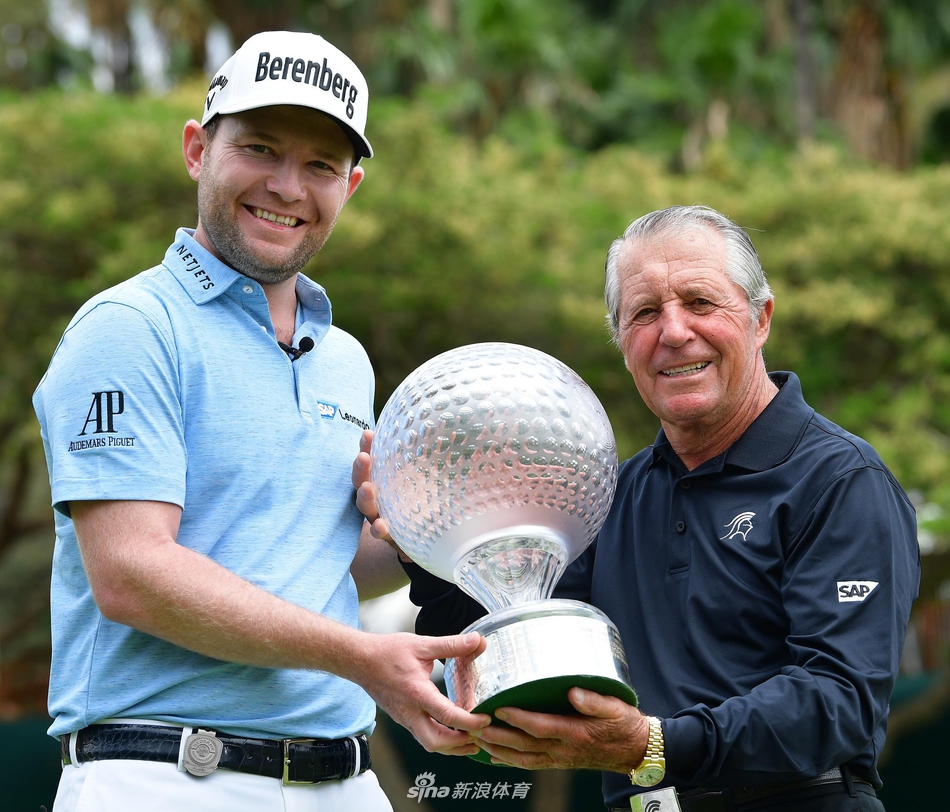 加里·普莱尔乡村俱乐部球道全景，绿意盎然的球场在非洲阳光下延伸，挑战与机遇并存