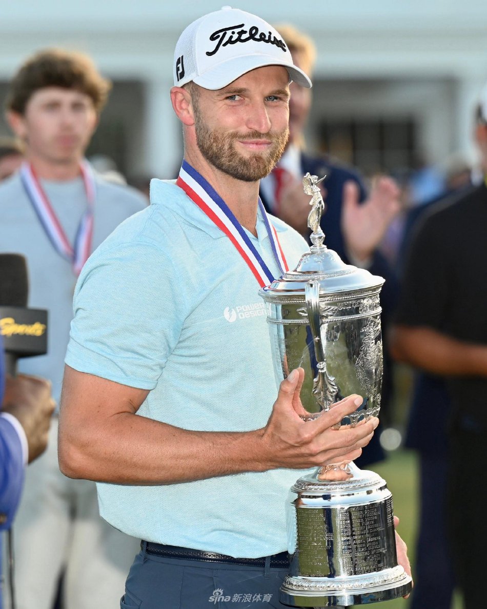 温德姆·克拉克在第18洞果岭稳稳推进制胜一推，随即紧握双拳，仰天长啸，尽情释放夺冠的激情与压力。