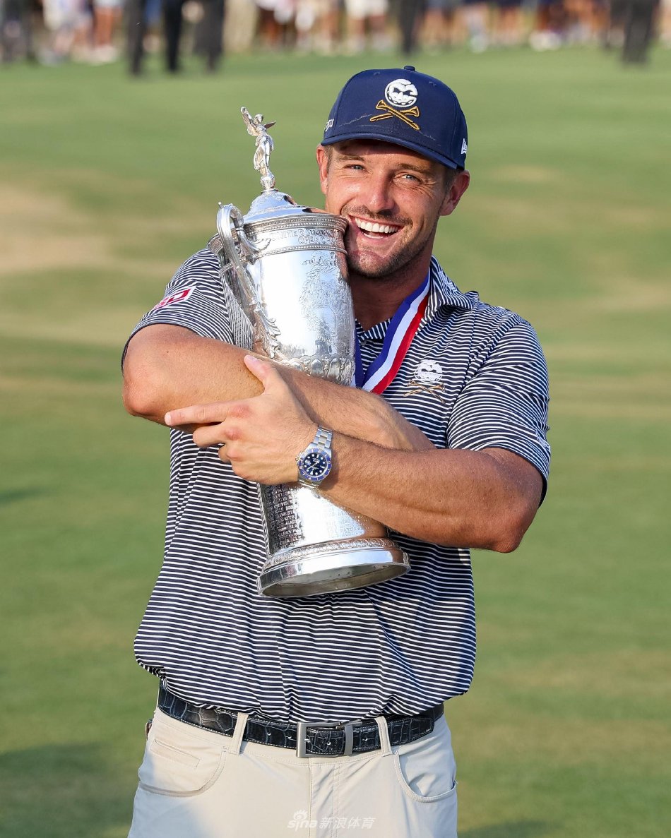 布赖森·德尚博激情跪地,紧握冠军奖杯,在松树丛二号的阳光下释放所有情绪