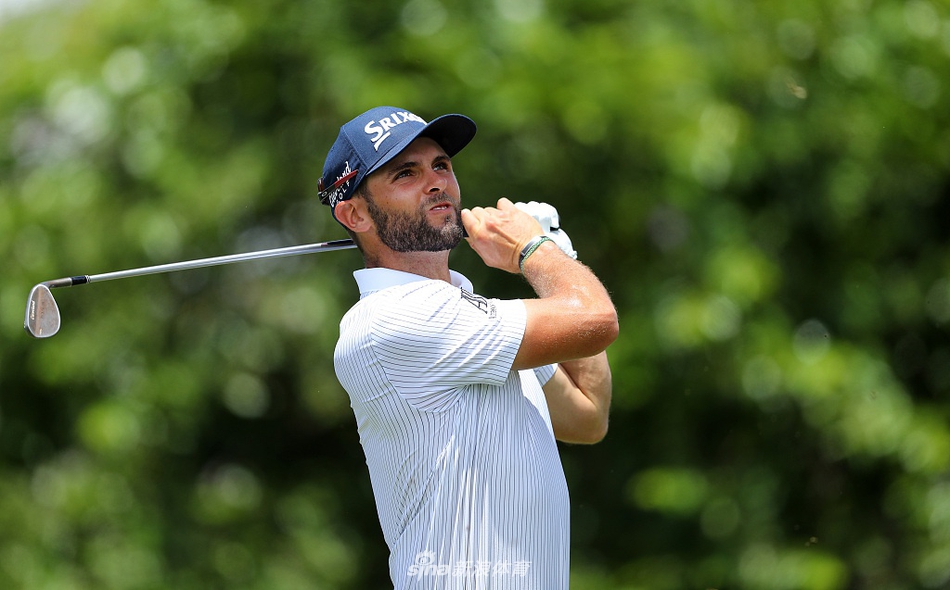 梅龙克在宽阔的球道上审视线路，南非草原的壮丽风光成为比赛的绝佳背景。